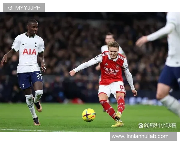 张伯伦随队训练厄德高热苏斯在列约克雷斯等四人缺席情况更新